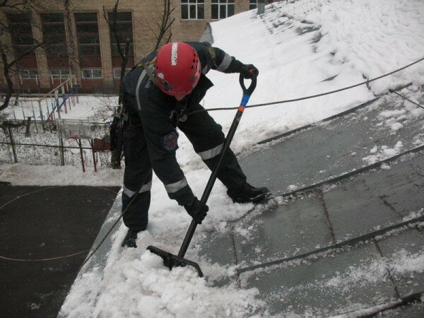 Уборка снега с крыши в Ростове на Дону